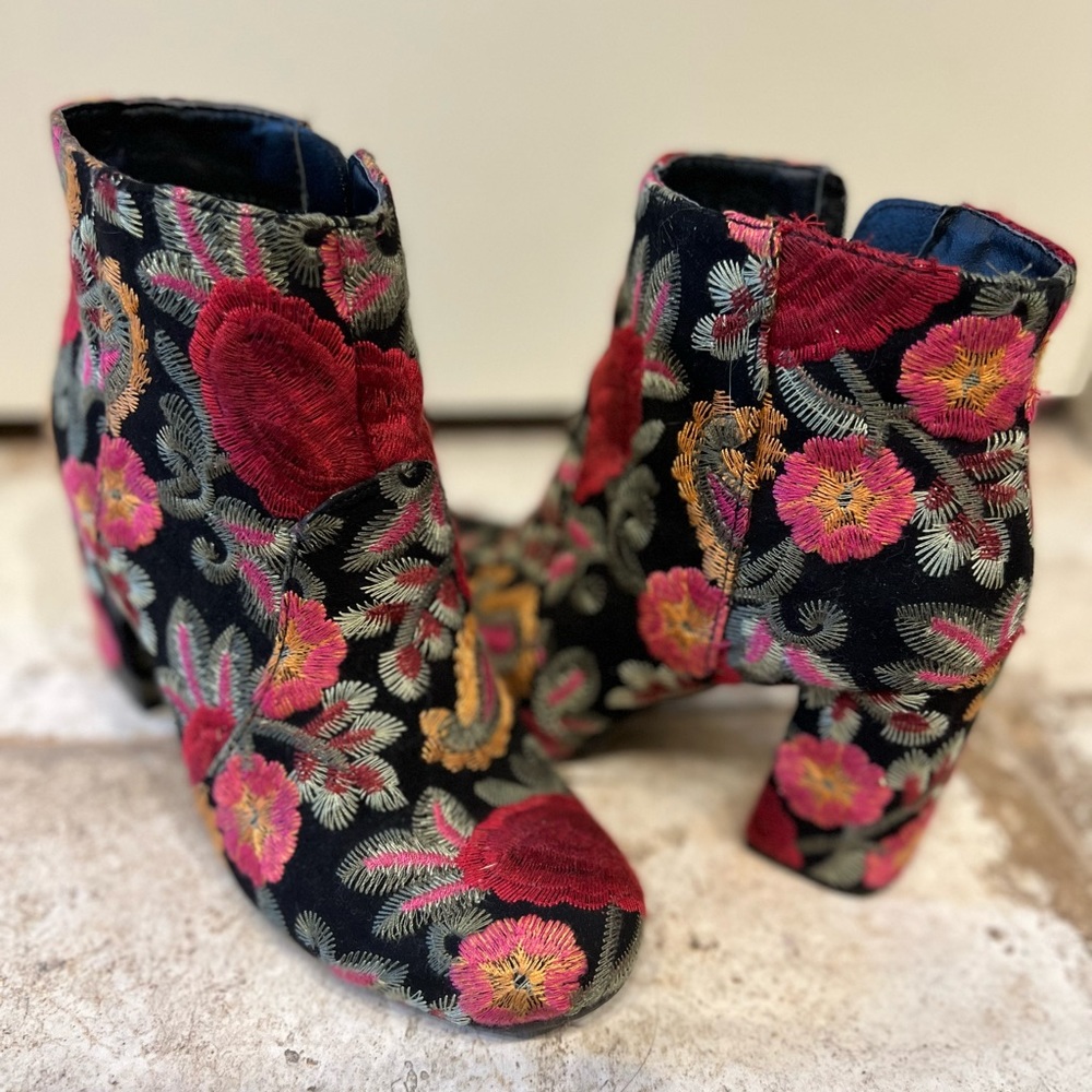 Floral Embroidered Booties size 7